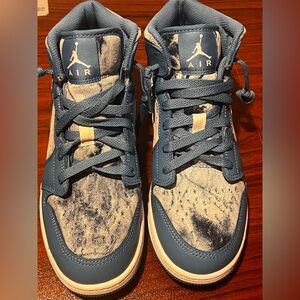 Nike Kids High-Top Sneakers in Dusty Blue and Cream Tie-Dye